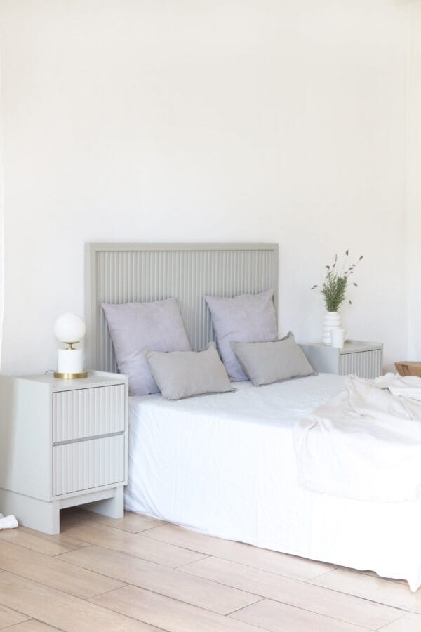 Dormitorio con juego de mesas de luz Venecia modernas en MDF gris, estilo minimalista y cabecero a juego.