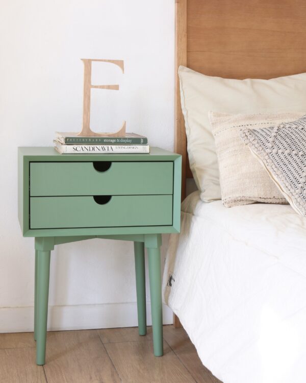 Mesa de luz París en MDF, terminación verde mate con dos cajones funcionales y patas altas, estilo moderno y decorativo.