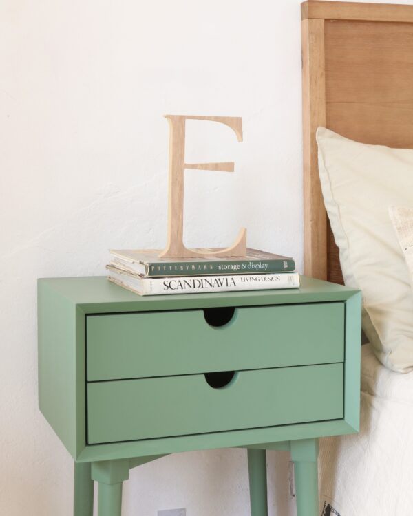 Mesa de luz París color verde, fabricada en MDF con diseño moderno y dos cajones, ideal para dormitorio contemporáneo.