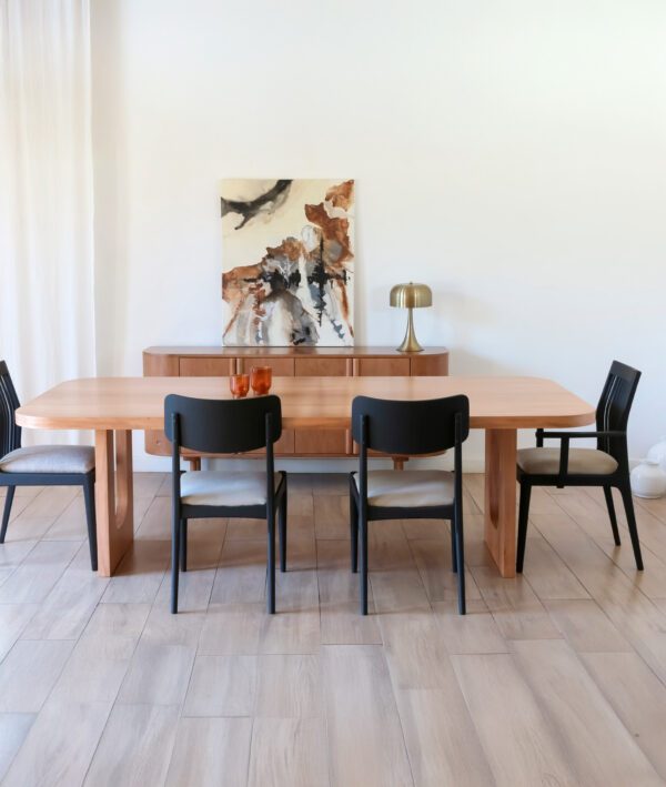 Mesa de comedor London rectangular en madera kiri con seis sillas negras modernas y decoración minimalista en ambiente contemporáneo