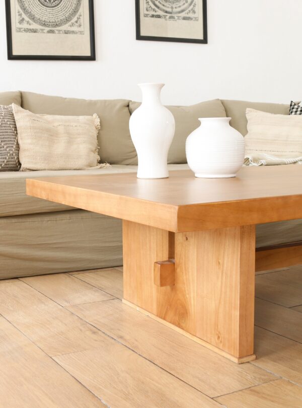 Mesa de living Nápoles de madera kiri en estilo elegante, con diseño robusto y base central rectangular, decorada con dos jarrones blancos sobre la tapa.