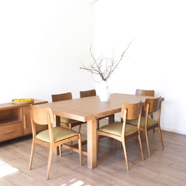 Mesa Provance rectangular en madera kiri estilo elegancia de la campiña francesa con seis sillas verdes y centro de mesa en jarrón blanco con ramas