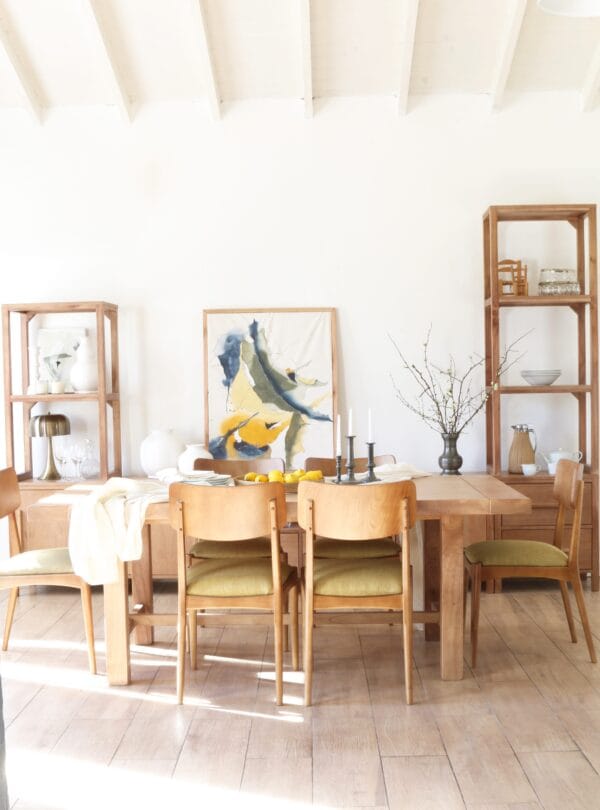 Mesa de comedor Provance en madera kiri estilo campiña francesa elegante con seis sillas tapizadas en verde oliva y decoración con vajilla y candelabros