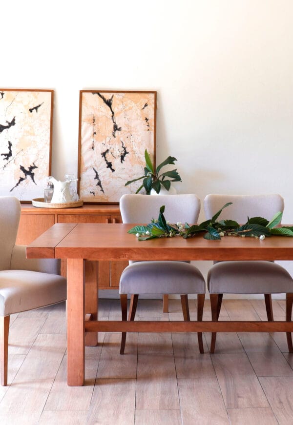 Detalle de la Mesa Provenza Lenga con centro de mesa decorativo y sillas de comedor, mostrando la veta natural de la madera y el acabado.