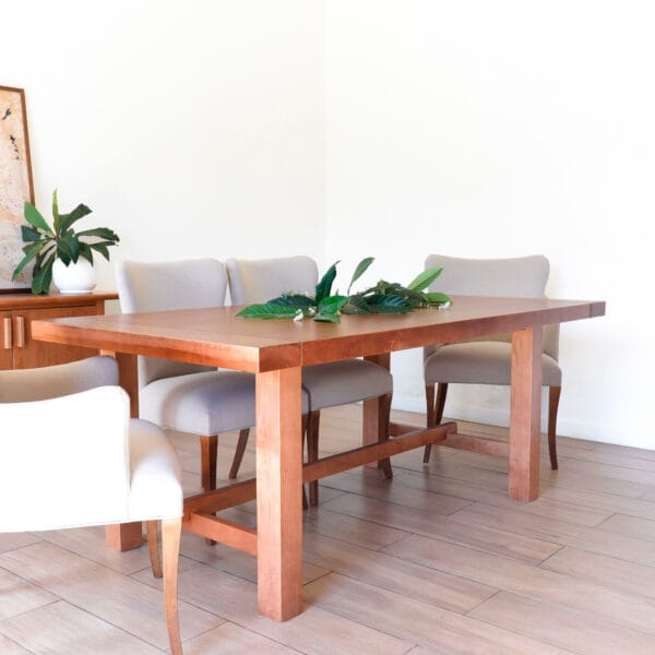 Mesa Provenza Lenga de madera maciza, rectangular, con patas robustas, acompañada de sillas tapizadas en beige, ideal para comedor moderno.