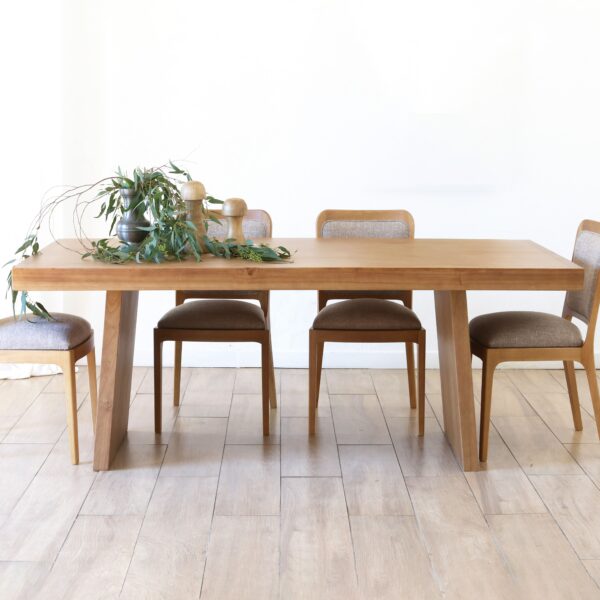 Mesa Serbia de comedor en madera kiri estilo japandi rectangular con cuatro sillas tapizadas y decoración natural con jarrones de madera