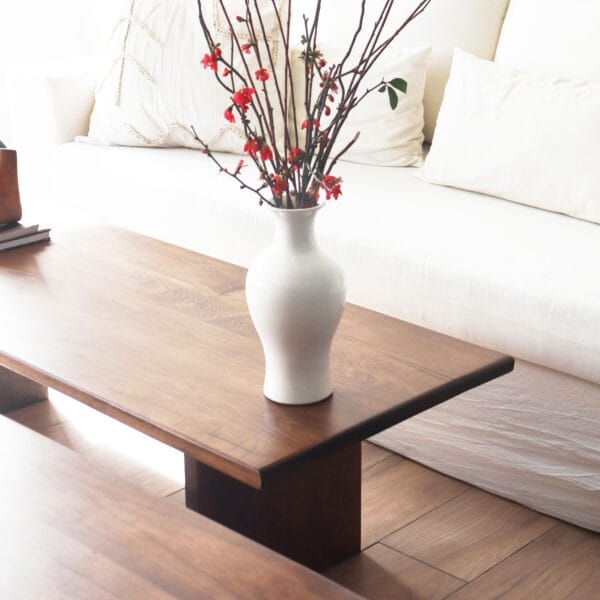 Mesa de living Urbana maciza de lenga, ubicada en un living con sillón blanco y alfombra estampada, estilo contemporáneo.