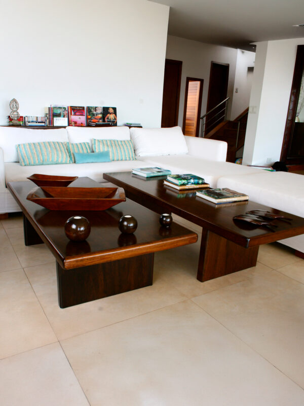 Mesa de living modelo Urbana con Marco Frente en madera maciza de lenga, de diseño rectangular y contemporáneo, ubicada frente a un sofá blanco en un ambiente moderno.