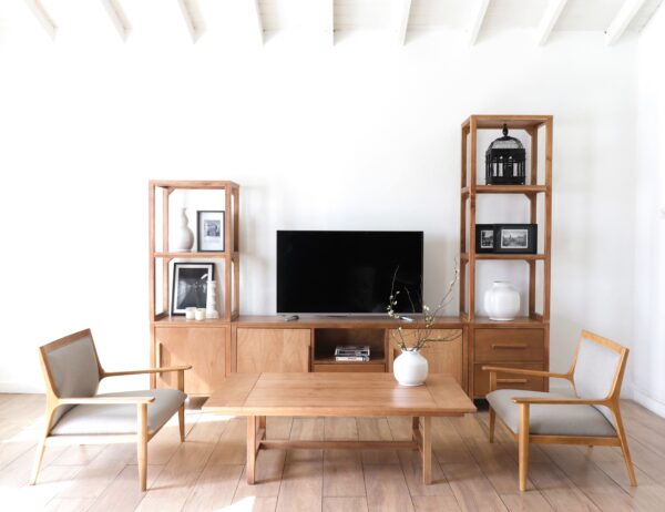 Modular provance chico, en madera clara con estanterías abiertas y almacenamiento cerrado.