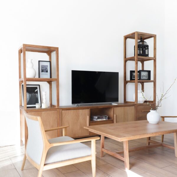 Modular provance chico, mueble de salón en madera clara con estanterías abiertas y almacenamiento cerrado. Diseño moderno y minimalista, ideal para televisores grandes, libros y decoración.
