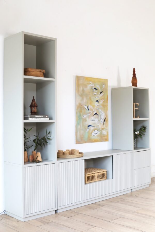 Modular Venecia Chico: sistema de almacenamiento modular de salón, color blanco roto. Estantería moderna, mueble TV bajo, aparador con puertas texturizadas. Ideal para decoración nórdica y espacios pequeños.