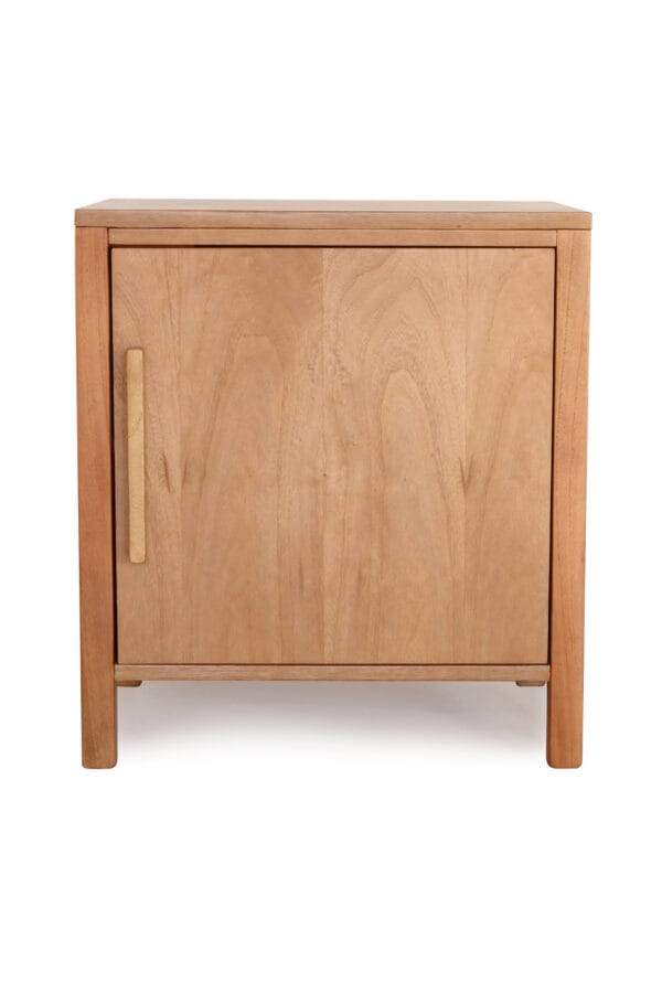 Mesa de luz Provance Puerta fabricada en madera kiri, con diseño sobrio de una sola puerta y tirador de madera rectangular.