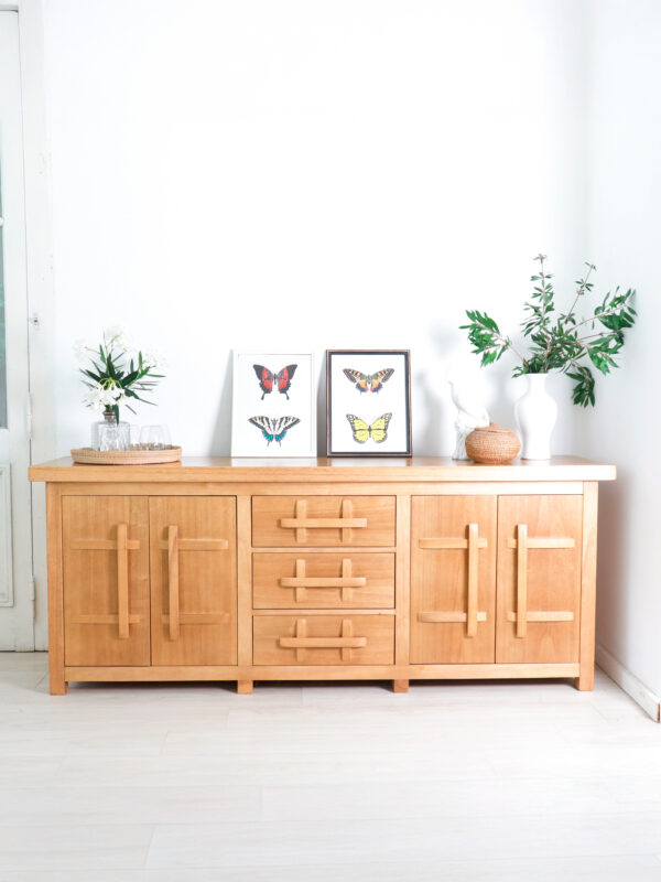 Aparador Provance de madera kiri estilo campiña francesa en ambiente luminoso, con cuatro cajones centrales y puertas laterales.