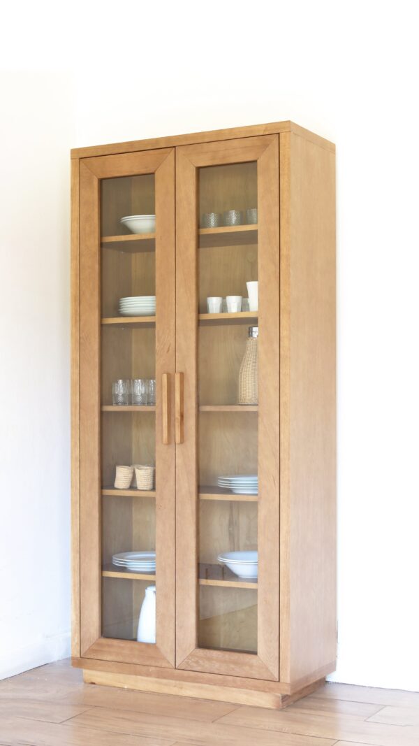Vitrina Provance de madera kiri con puertas de vidrio, diseño elegante ideal para almacenar vajilla.