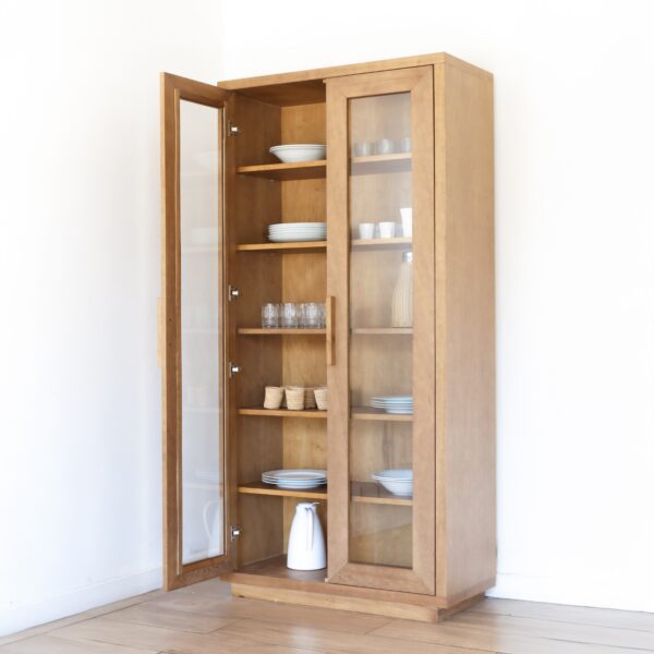 Vitrina Provance de madera kiri con puertas abiertas mostrando vajilla, copas y accesorios de cocina.