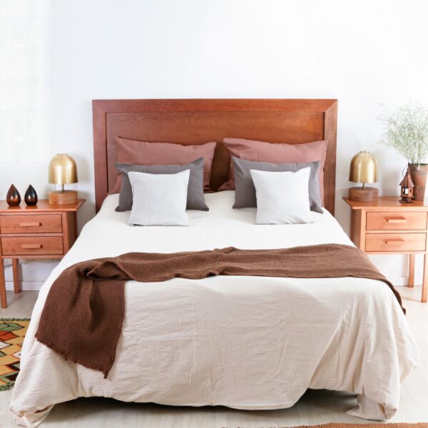 Respaldo Lenga de madera maciza estilo contemporáneo, ideal para habitaciones modernas.