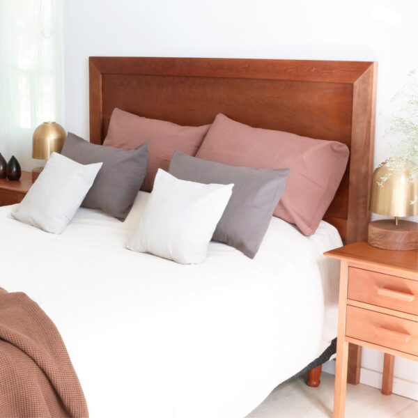 Respaldo Lenga de cama de madera lenga estilo minimalista, diseño elegante y moderno para dormitorio.