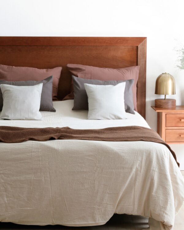 Respaldo Lenga de cama en madera lenga estilo nórdico y minimalista, cálido y natural.