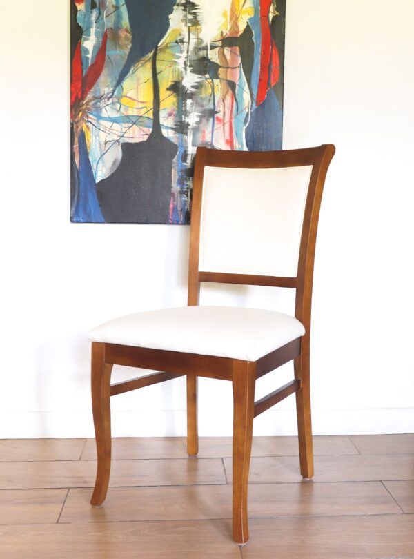 Silla Madrid de madera guatambú con asiento y respaldo tapizados en tela clara, estilo elegante.