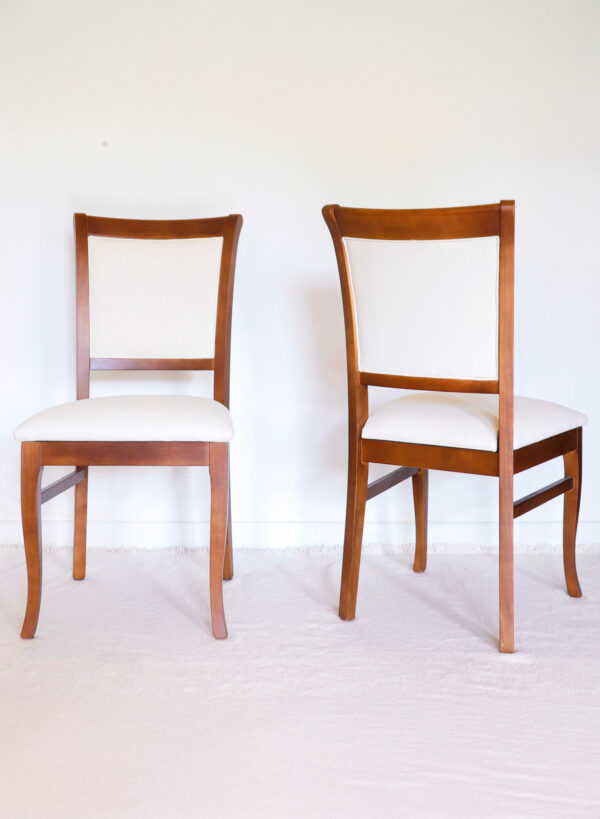 Conjunto de sillas Madrid de madera guatambú, tapizadas en tono neutro, acompañando mesa de comedor.