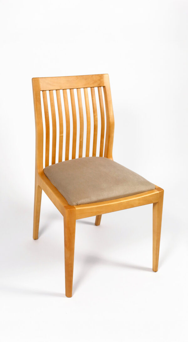 Vista en ángulo de la Silla Olsen fabricada en guatambú, con diseño de respaldo alto de varillas y asiento acolchado en tela beige.