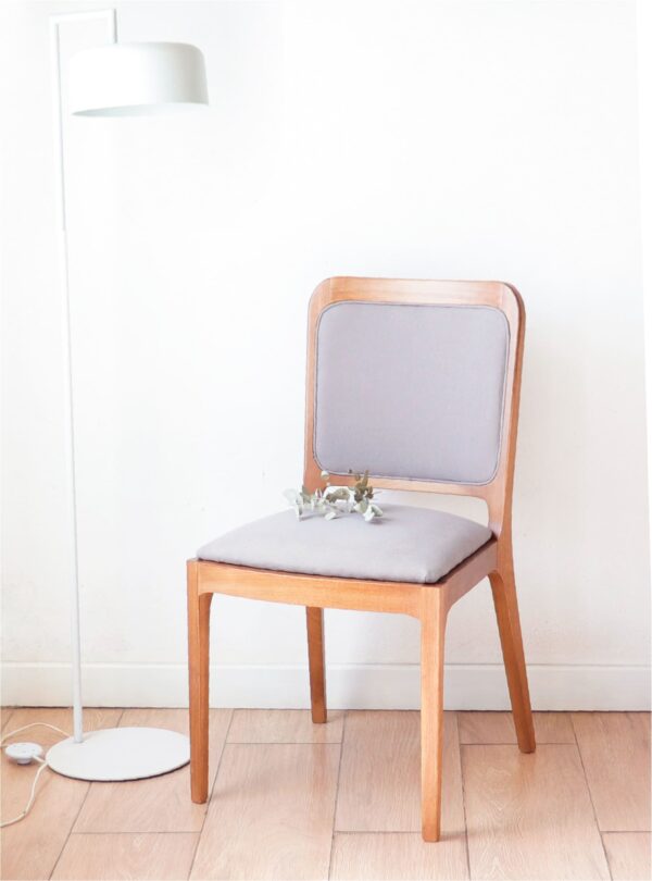 Silla Tulum de madera guatambú en vista individual, con respaldo y asiento tapizados en tela lila. Estilo elegante.