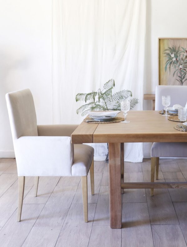 Silla vestida con brazo en madera guatambú, diseño robusto y elegante para comedor.