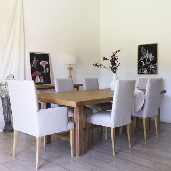 Conjunto de comedor con sillas vestidas con brazo de guatambú, diseño robusto y cómodo.