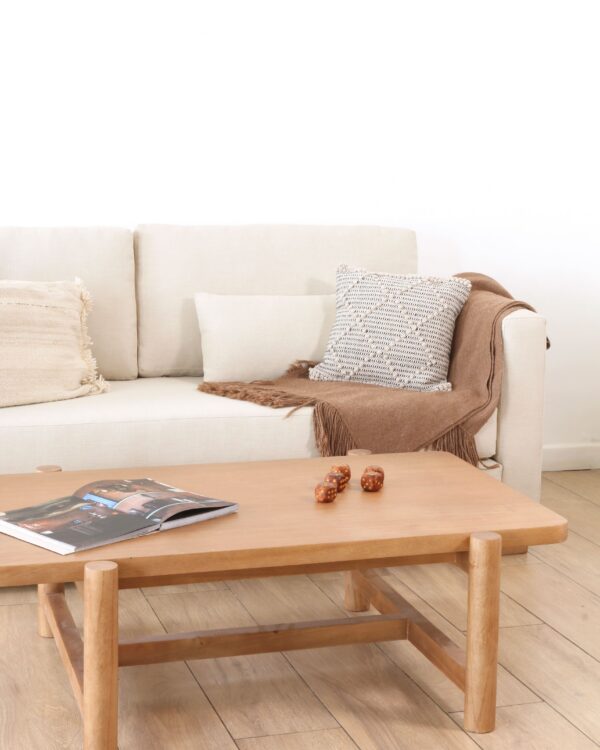 Sillón Cubo Dolores en tela color natural con apoyabrazos rectos, estilo moderno y minimalista.