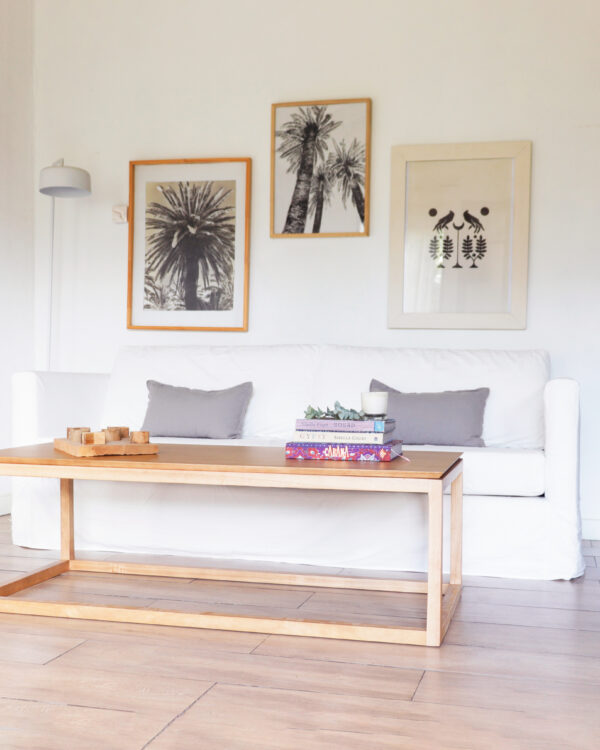 Sillón Cubo Brazo Fino tapizado en tela blanca, diseño moderno y minimalista con apoyabrazos delgados.