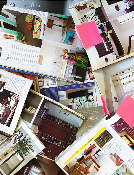 Imagen con todas revistas sobre una mesa