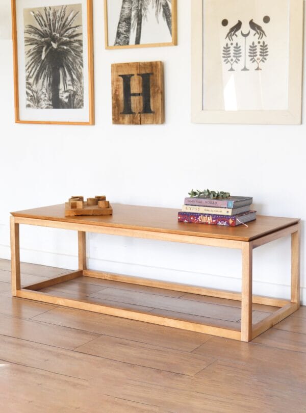 Mesa de living Bjordal de líneas rectas, diseño contemporáneo en madera kiri natural, con base geométrica abierta y superficie rectangular amplia.