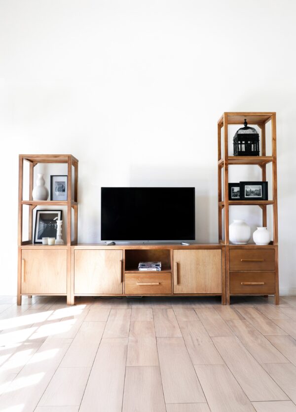 Modular provance chico, mueble de salón en madera clara con estanterías abiertas y almacenamiento cerrado. Diseño moderno y minimalista, ideal para televisores grandes, libros y decoración. Incluye dos torres laterales y un mueble bajo central.
